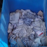 caja con calcetines usados siendo vendidos